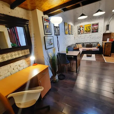 Apartamento Authentic Centre - Split Level Loft With Patio In Courtyard