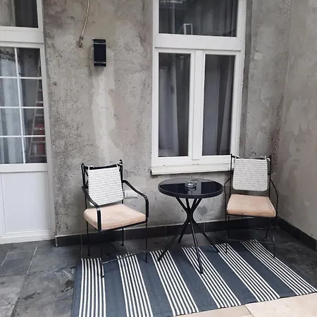 Authentic Centre - Split Level Loft With Patio In Courtyard Apartamento
