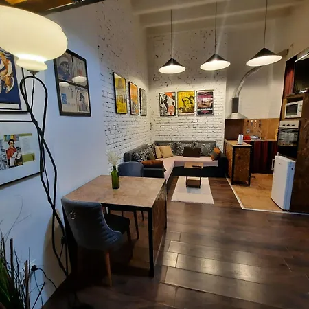 Apartamento Authentic Centre - Split Level Loft With Patio In Courtyard Belgrado