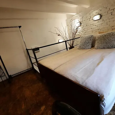 Appartement Authentic Centre - Split Level Loft With Patio In Courtyard