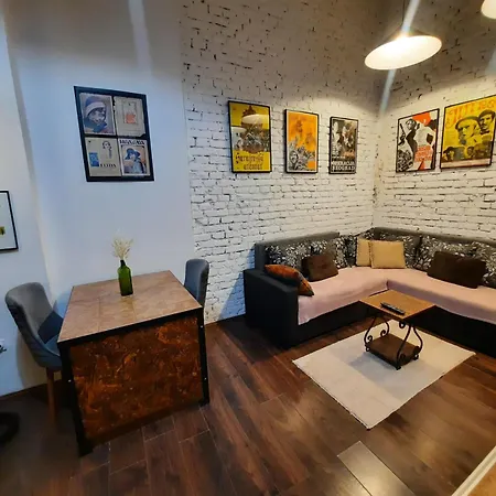 Authentic Centre - Split Level Loft With Patio In Courtyard