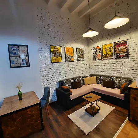 Authentic Centre - Split Level Loft With Patio In Courtyard *