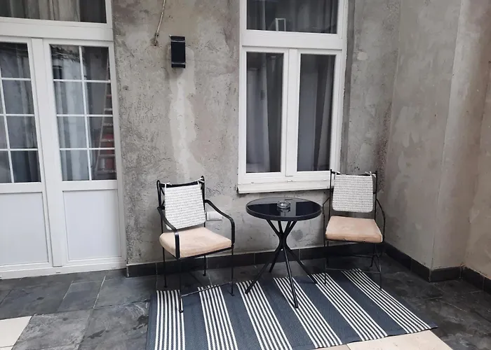 Authentic Centre - Split Level Loft With Patio In Courtyard Apartament