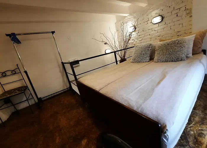 Apartament Authentic Centre - Split Level Loft With Patio In Courtyard