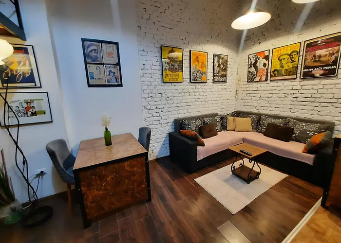 Authentic Centre - Split Level Loft With Patio In Courtyard