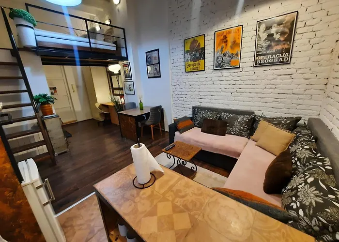 Authentic Centre - Split Level Loft With Patio In Courtyard Apartament