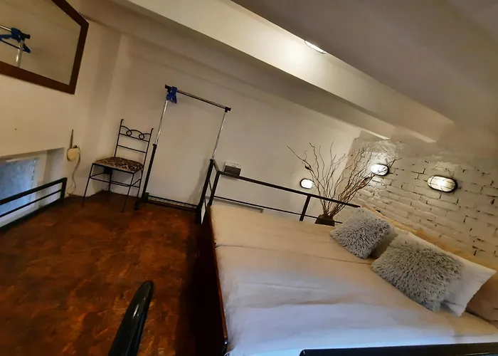 Authentic Centre - Split Level Loft With Patio In Courtyard Apartament *