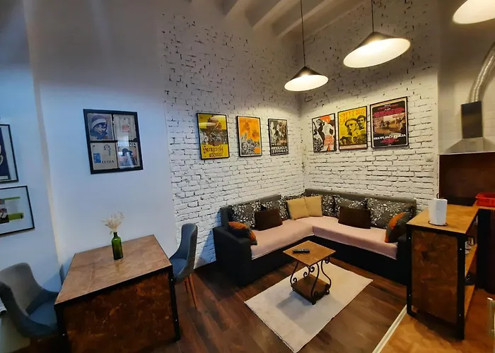 Authentic Centre - Split Level Loft With Patio In Courtyard *